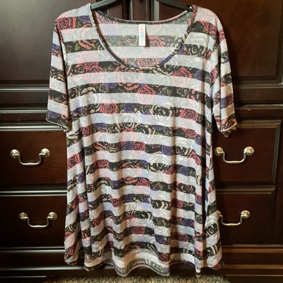 LuLaRoe Tops - EEUC size m Lularoe floral perfect t